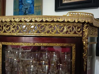 Vitrina de madera y cristal estilo francés antigua