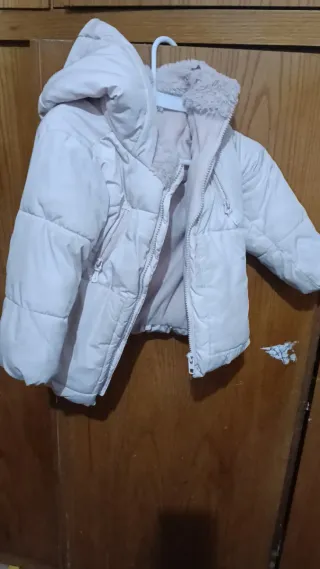 Chaqueta azul con capucha y pelo.cada una 2euro.