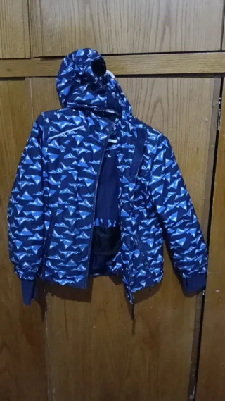 Chaqueta azul con capucha y pelo.cada una 2euro.