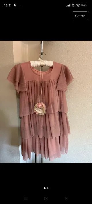 Vestido rosa con volantes y collar