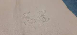 Tovaglietta vintage ricamata con gigliuccio