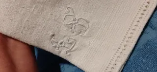 Tovaglietta vintage ricamata con gigliuccio