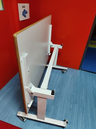 Mesa infantil regulable y plegable