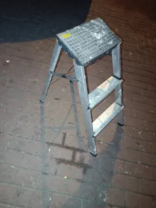 Escalera plegable de aluminio