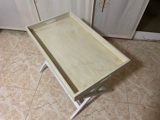 Mesa plegable de madera color beige y blanco