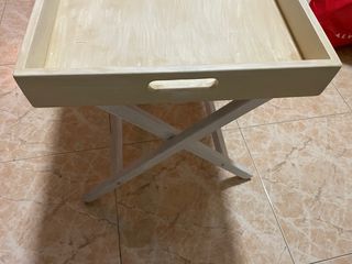 Mesa plegable de madera color beige y blanco