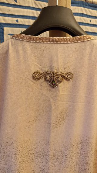 Túnica árabe beige y dorada con pedrería