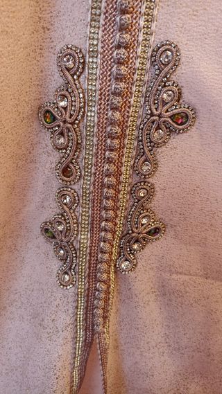 Túnica árabe beige y dorada con pedrería