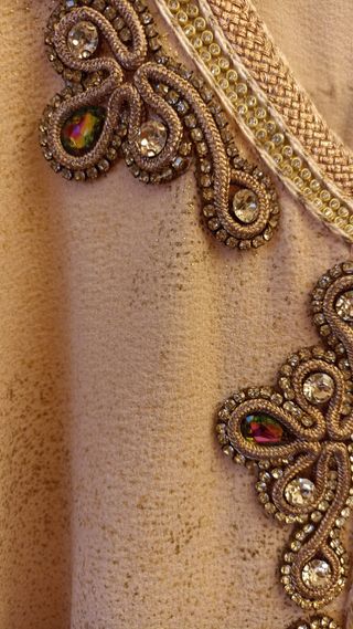 Túnica árabe beige y dorada con pedrería