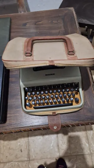 Máquina de escribir portátil con maletín