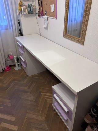 Escritorio blanco y morado con cajones