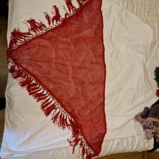 Chal ganchillo rojo con flecos