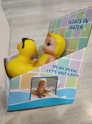 Muñeca flotante con patito de goma