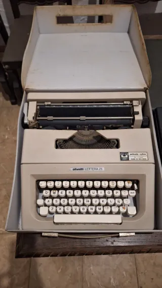 Máquina de escribir Olivetti Lettera 25