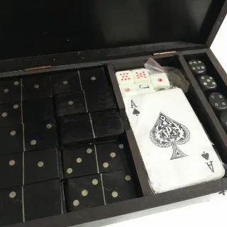 Caja de madera para dominó y otros juegos.