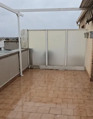 Toldo con carriles metálicos