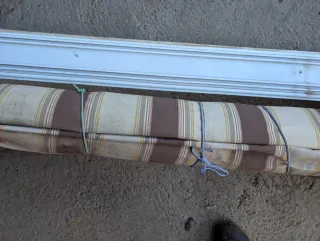 Toldo con carriles metálicos