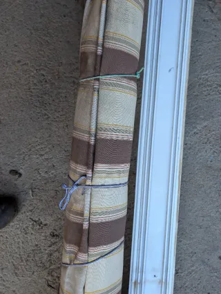 Toldo con carriles metálicos