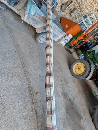 Toldo con carriles metálicos