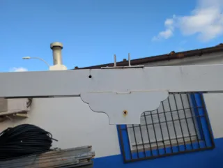 Toldo con carriles metálicos