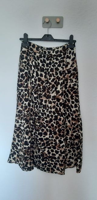 Falda de corte midi. Nueva sin estrenar. Estampado