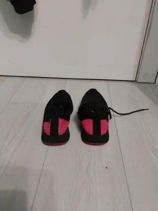 Zapatillas deportivas negras y rojas
