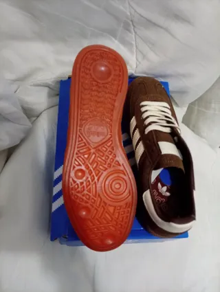 Zapatillas Adidas Marrones y Blancas