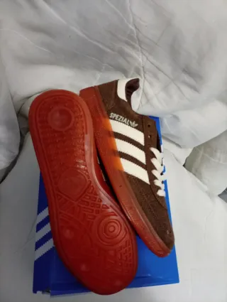 Zapatillas Adidas Marrones y Blancas