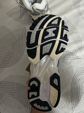 Asics NYC Plata y Blanco