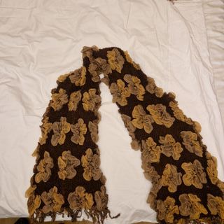 Bufanda marrón y amarilla con flores