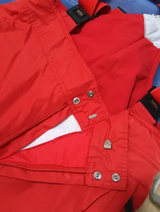 Pantalones de esquí rojos con tirantes.