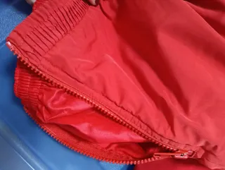 Pantalones de esquí rojos con tirantes.