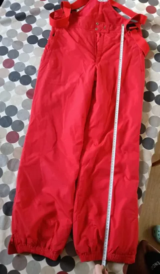 Pantalones de esquí rojos con tirantes.