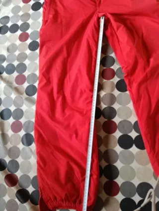 Pantalones de esquí rojos con tirantes.