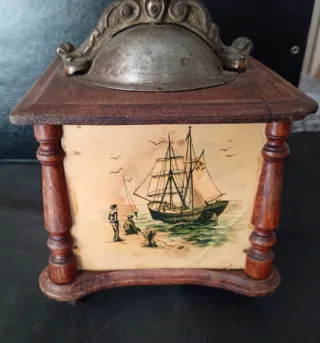 Molinillo de café antiguo decorado posible 1930.