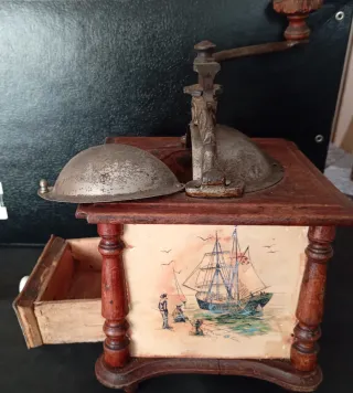 Molinillo de café antiguo decorado posible 1930.