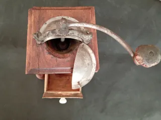 Molinillo de café antiguo decorado posible 1930.