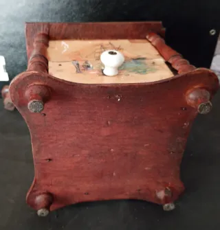 Molinillo de café antiguo decorado posible 1930.