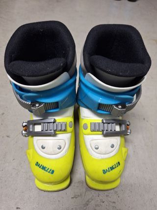 Se venden botas de esquí y esquís infantil.