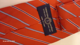 Corbata a rayas rojas y azules