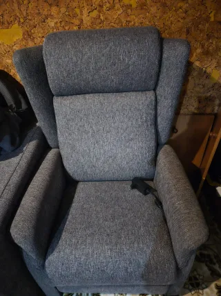 Sofá modular gris con cojines y sillon