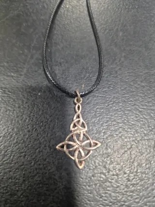 Colgante Nudo de bruja y triqueta