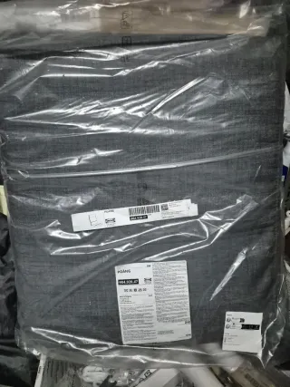 Poltrona Poäng IKEA in legno e tessuto grigio