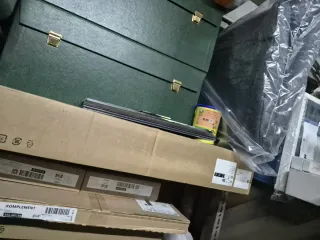 Poltrona Poäng IKEA in legno e tessuto grigio