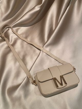 Bolso Mujer Beige con Detalle Dorado