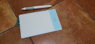 Tableta Gráfica Huion con Lápices y Cable
