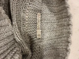 Chaqueta capa mujer bordada gris