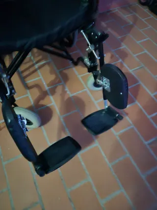 Silla de ruedas reclinable.