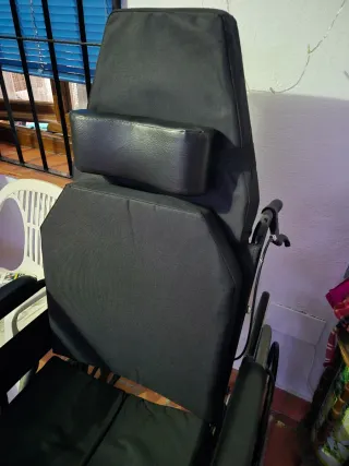 Silla de ruedas reclinable.