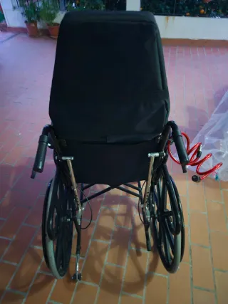 Silla de ruedas reclinable.